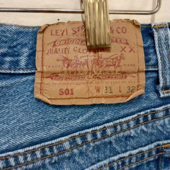501-0190 Levi's Button-Fly Denim Jeans Original size 31x32Current size 30x30.5